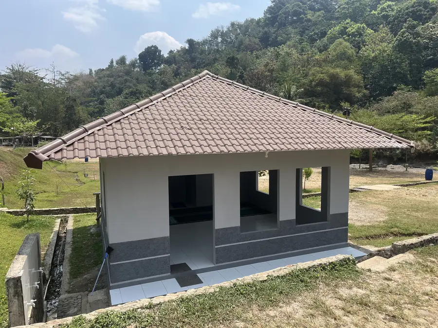 Musala beratap genteng dengan jendela terbuka dan lantai keramik putih